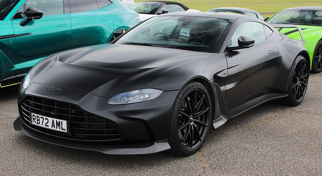 ASTON MARTIN V12 Vantage