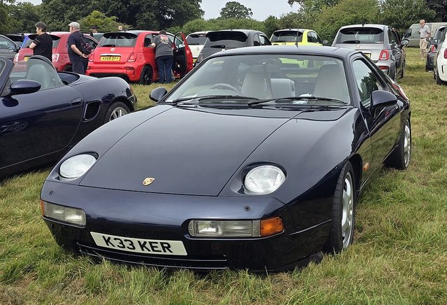 PORSCHE 928