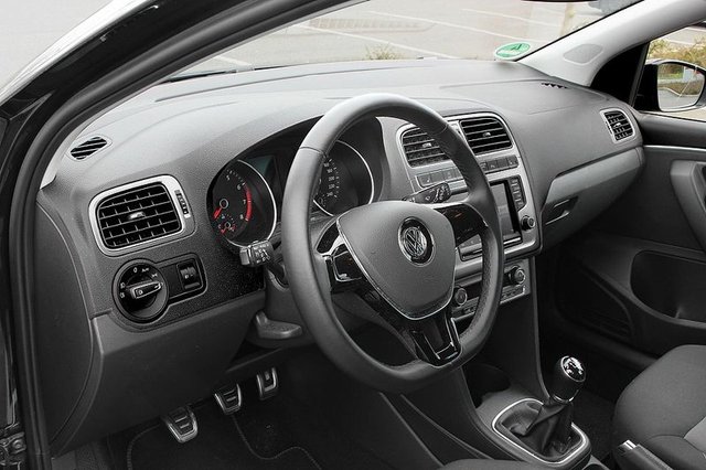VOLKSWAGEN Polo
